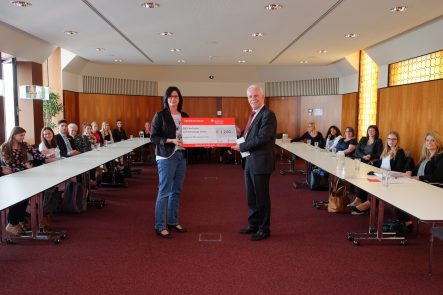 Spendenscheckübergabe der Sparkasse Karlsruhe für das Sozialprojekt