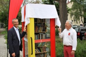Bürgermeister Martin Lenz und Reimund Horzel, Vorsitzender des Bürgervereins Daxlanden stehen am Bücherhäusle.