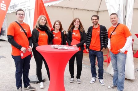 Das Team der Sparkasse Karlsruhe am Stand im Schloss anlässlich der Heimattage.