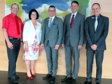Gruppenbild mit Vorstand Lutz Boden, Hildegard Schottmüller, Vorstand Thomas Schroff, Vorstand Marc Sesemann und Abteilungsleiter Peter Dangelmaier zum Dienstjubiläum.