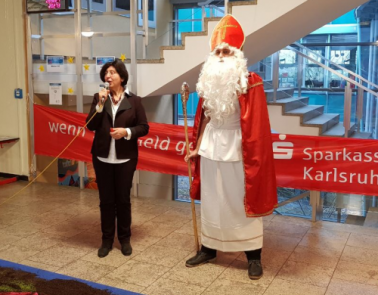 Schulleiterin Ursula Lachmuth mit Nikolaus Alessandro Varma.