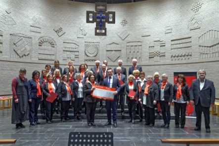 Der Sparkassen-Chor bei der Spendenübergabe in der Kirche Heilig Kreuz zugunsten des Knielinger Kindergartens.