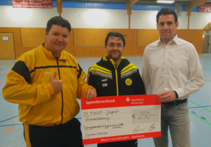 Der stellvertretende Jugendleiter Thomas Füg und Trainer Fernando Scarico vom FV Malsch mit Marco Cordua von der Sparkasse Karlsruhe bei der Übergabe des Spendenschecks.