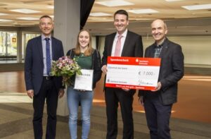 Bürgermeister Martin Lenz, Eliteschülerin Pia Sarnes, Sparkassendirektor Marc Sesemann und Schulleiter Dr. Andreas Ramin bei der Urkunden und Scheckübergabe.