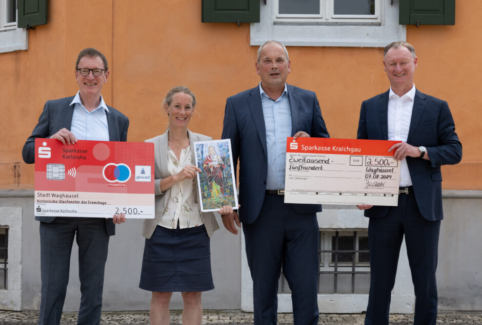 Zweite Spendenübergabe der Sparkassen zum Einbau des Fensters vom evangelischen Betsaal der Eremitage