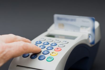 Kreditkarten-PIN am Kartenterminal eingeben.